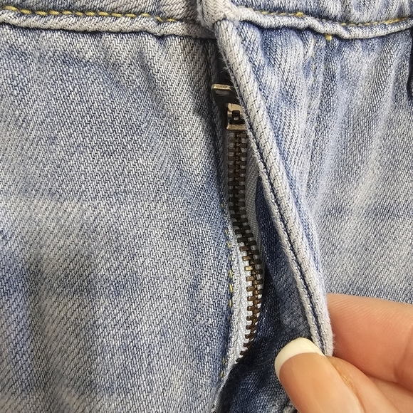 KanCan distressed 90s grunge style denim light wash jean shorts 13/30 - Picture 10 of 11